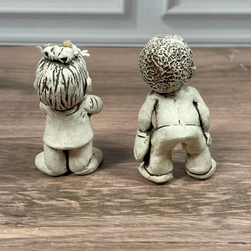 Tompin 1972 Vintage Unglazed Porcelain Figurines Boy Girl Flowers‎ Collectible